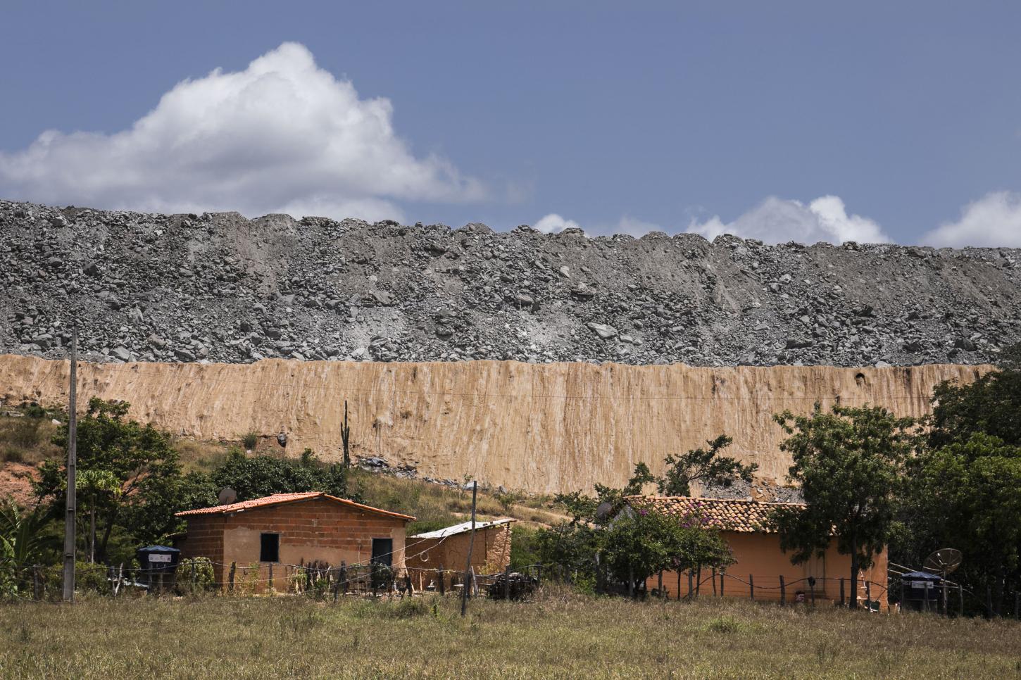 Exposição debate corrida global pelo lítio e impactos da mineração no Vale do Jequitinhonha
