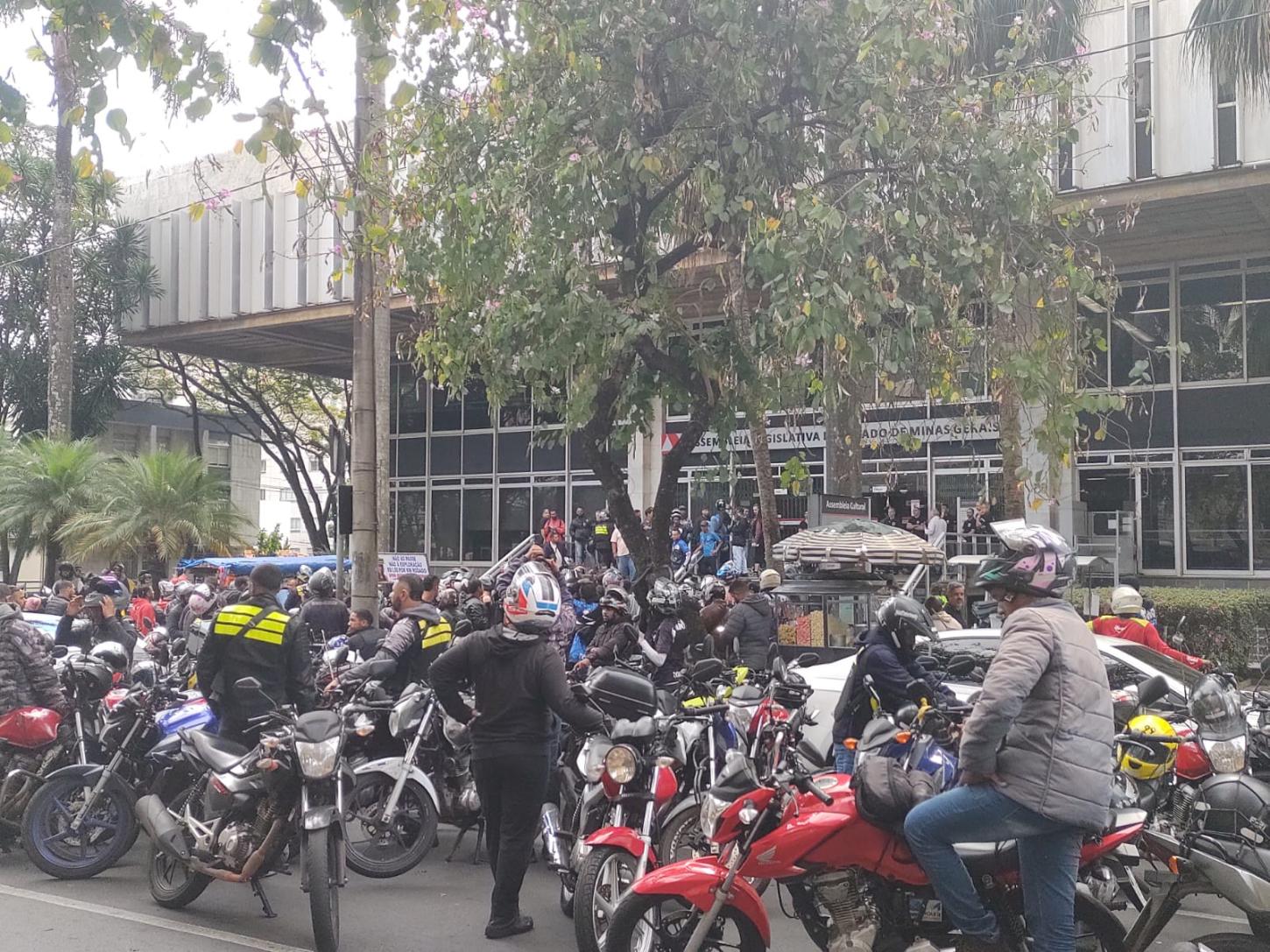 Trabalhadores de aplicativos realizam motociata e protestam em frente à ALMG por melhores condições de trabalho