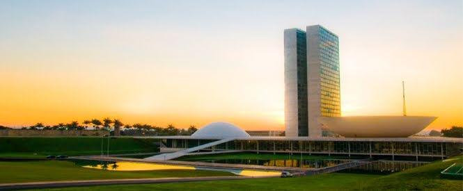 A disputa eleitoral presidencial só está acontecendo na mídia.