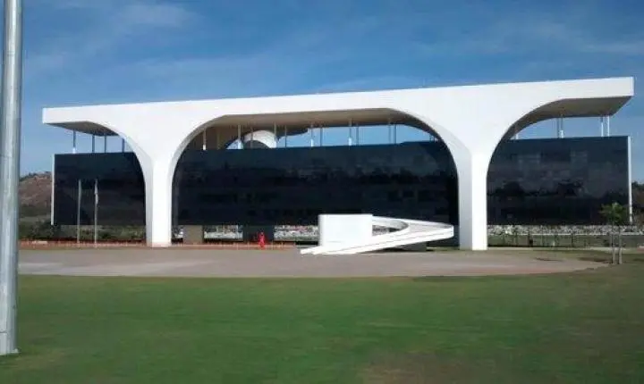A corrida ao Palácio Tiradentes perdeu protagonistas e expôs um vazio político em Minas Gerais