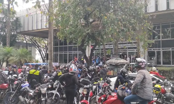 Trabalhadores de aplicativos realizam motociata e protestam em frente à ALMG por melhores condições de trabalho